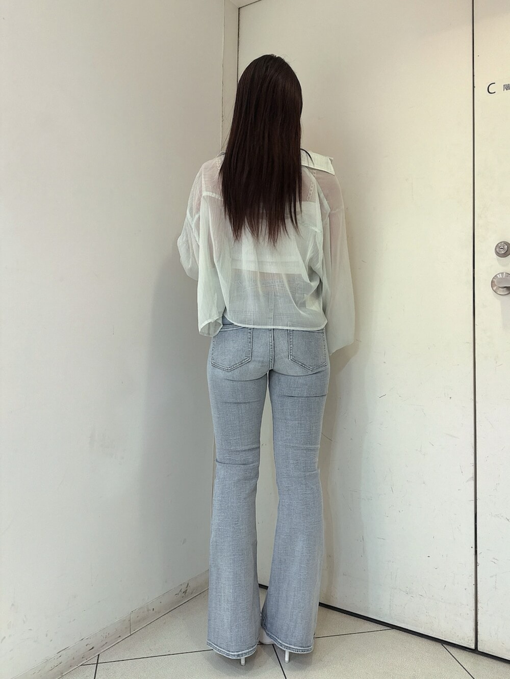 ブルー系のデニムパンツ、グリーン系のシャツ/ブラウス、ホワイト系のチューブトップを着用したレディースの春コーディネートの3枚目の写真