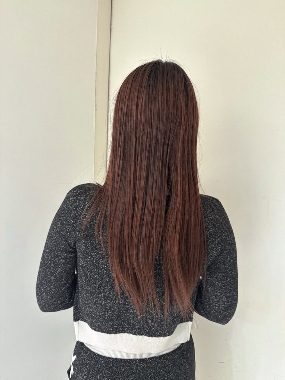 ブラック系のニット/セーター、ブラック系のスカート、ブラック系のブーツを着用したレディースの春コーディネートの6枚目の写真