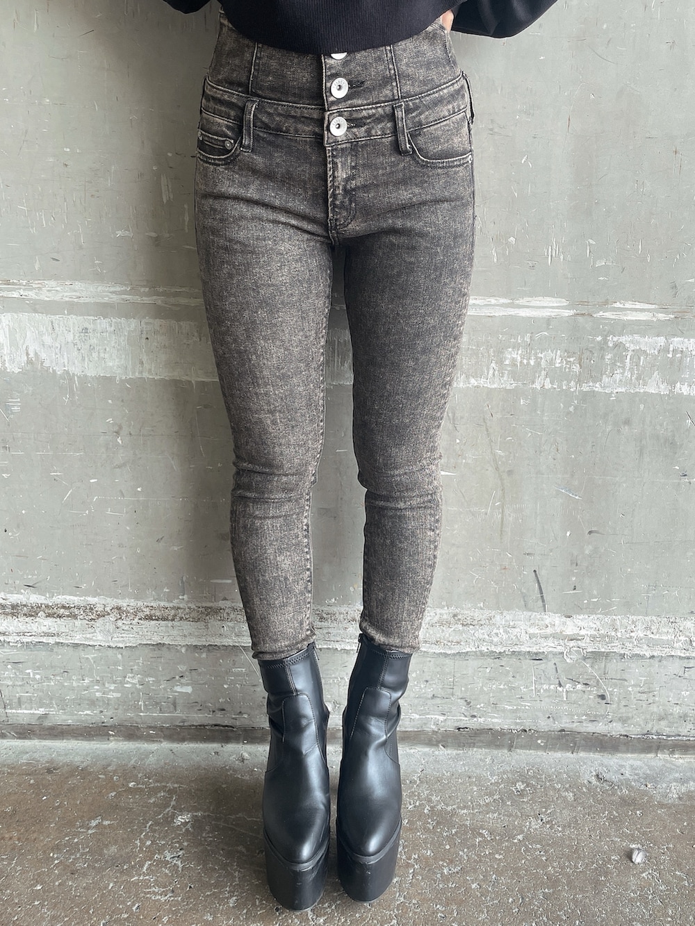 ブラック系のパーカー、ブラック系のデニムパンツ、ブラック系のブーツを着用したレディースの秋コーディネートの8枚目の写真