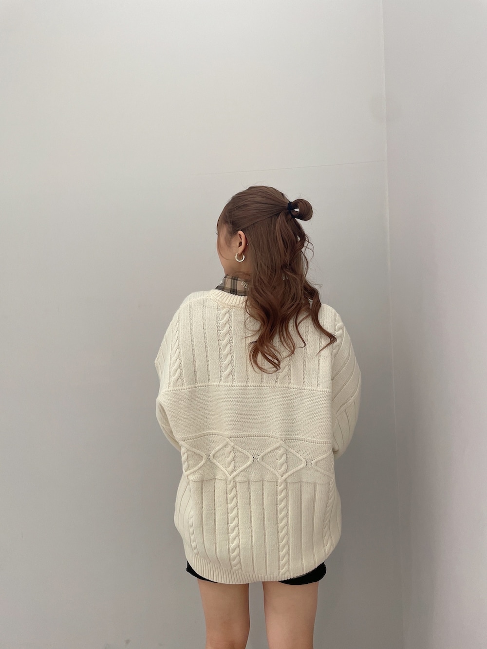 ベージュ系のシャツ/ブラウス、ホワイト系のニット/セーター、ブラック系のスカートを着用したレディースの冬コーディネートの4枚目の写真