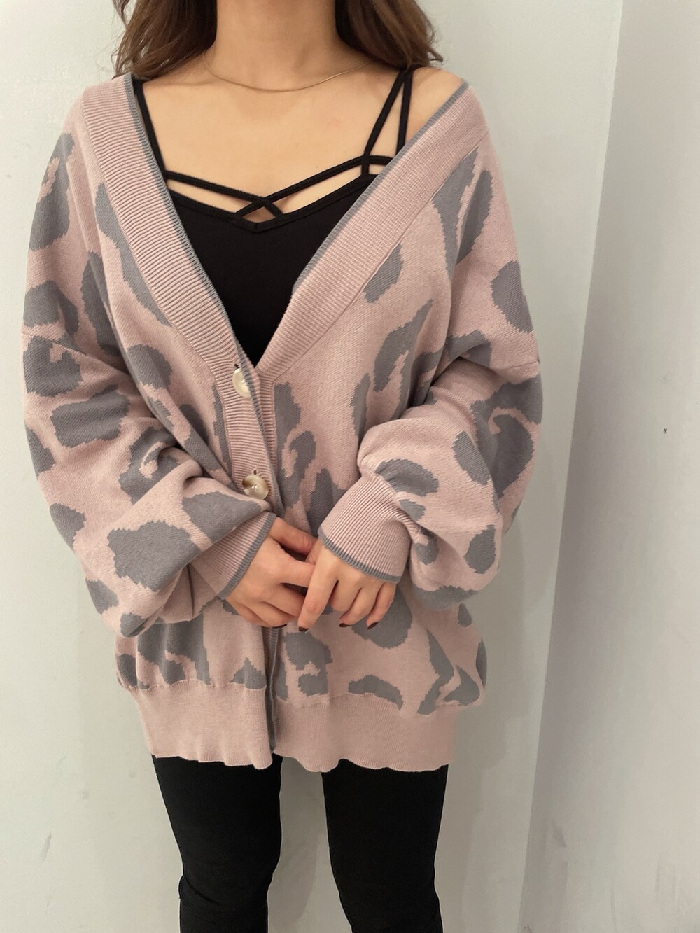 ピンク系のカーディガン/ボレロ、ブラック系のキャミソール、ブラック系のデニムパンツを着用したレディースの秋コーディネートの7枚目の写真