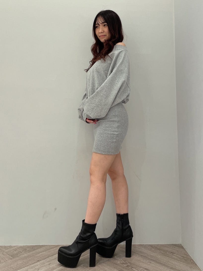 グレー系のワンピース、ブラック系のブーツを着用したレディースの秋コーディネートの2枚目の写真