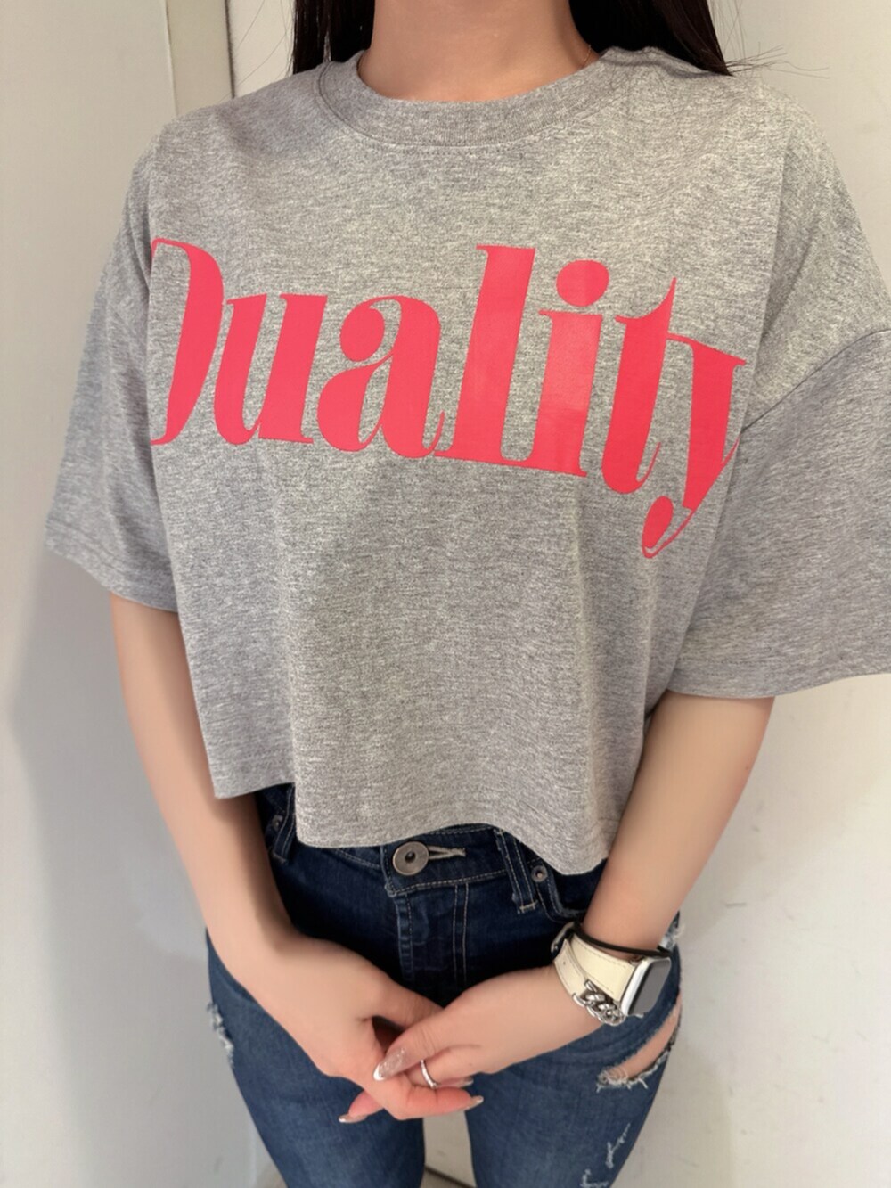 ブルー系のデニムパンツ、ブラック系のサンダル、グレー系のTシャツ/カットソーを着用したレディースの夏コーディネートの7枚目の写真