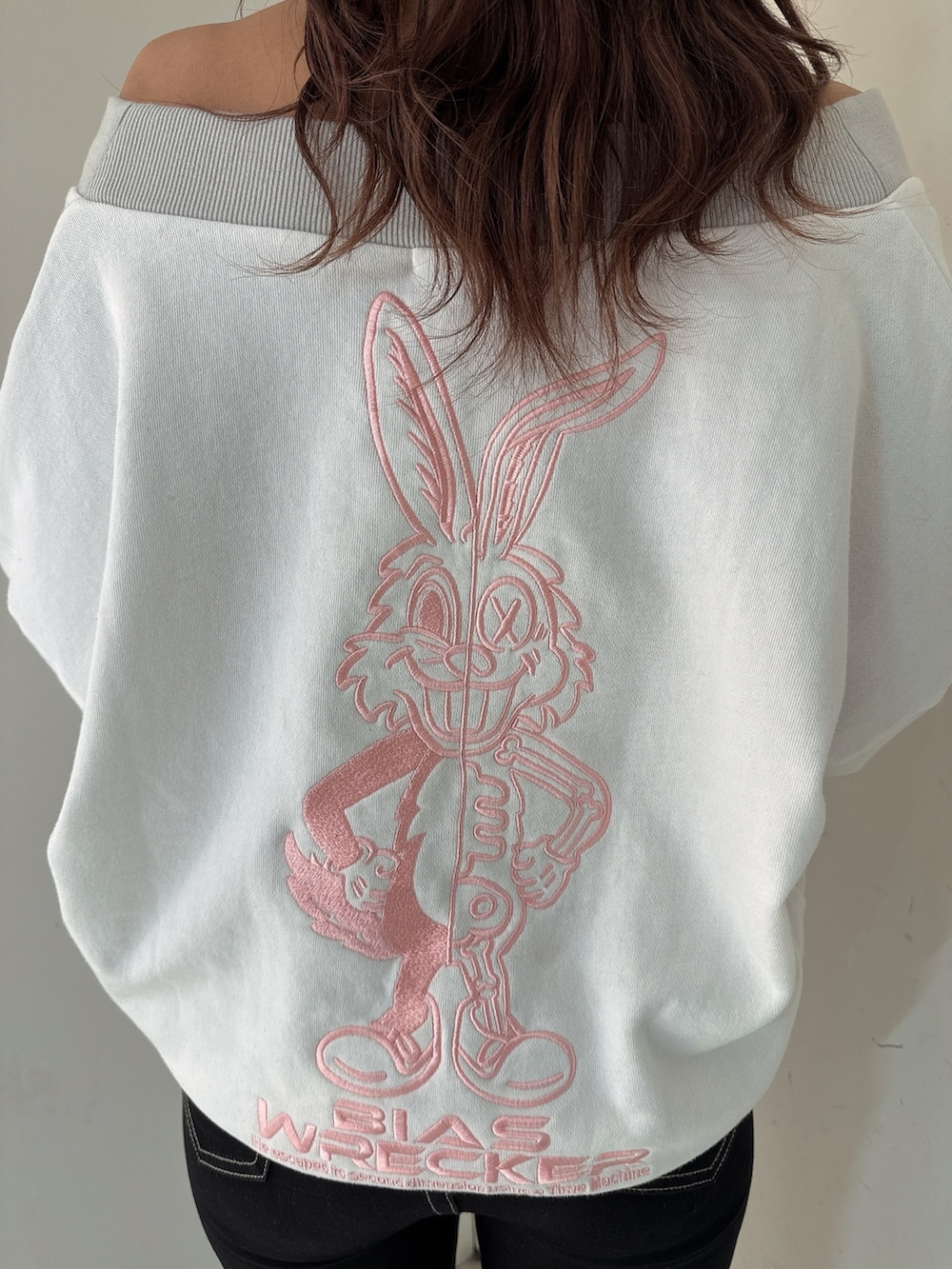 ブラック系のデニムパンツ、ホワイト系のスウェット、ホワイト系のパンプスを着用したレディースの冬コーディネートの7枚目の写真