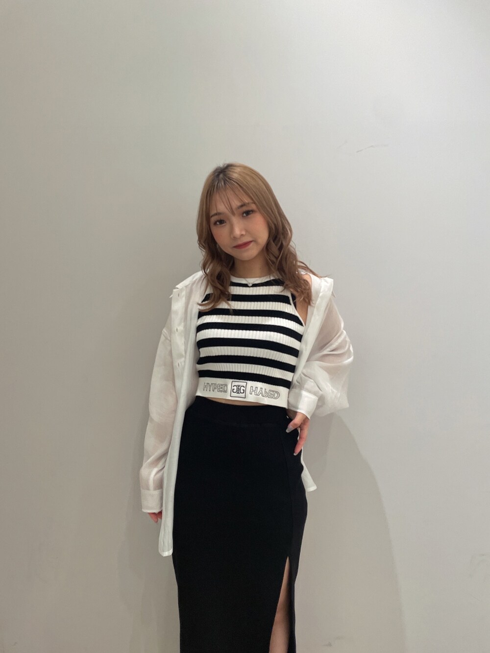 ホワイト系のシャツ/ブラウス、その他のタンクトップ、ホワイト系のチューブトップを着用したレディースの夏コーディネートの3枚目の写真