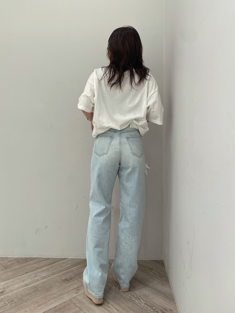 ホワイト系のTシャツ/カットソー、ブルー系のデニムパンツ、ホワイト系のサンダルを着用したレディースの春コーディネートの3枚目の写真