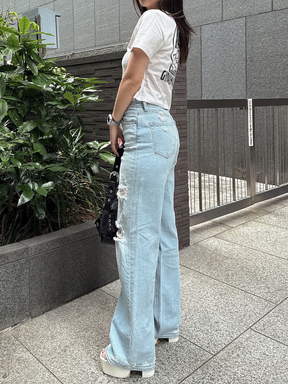 ホワイト系のTシャツ/カットソー、ブルー系のデニムパンツを着用したレディースの夏コーディネートの2枚目の写真