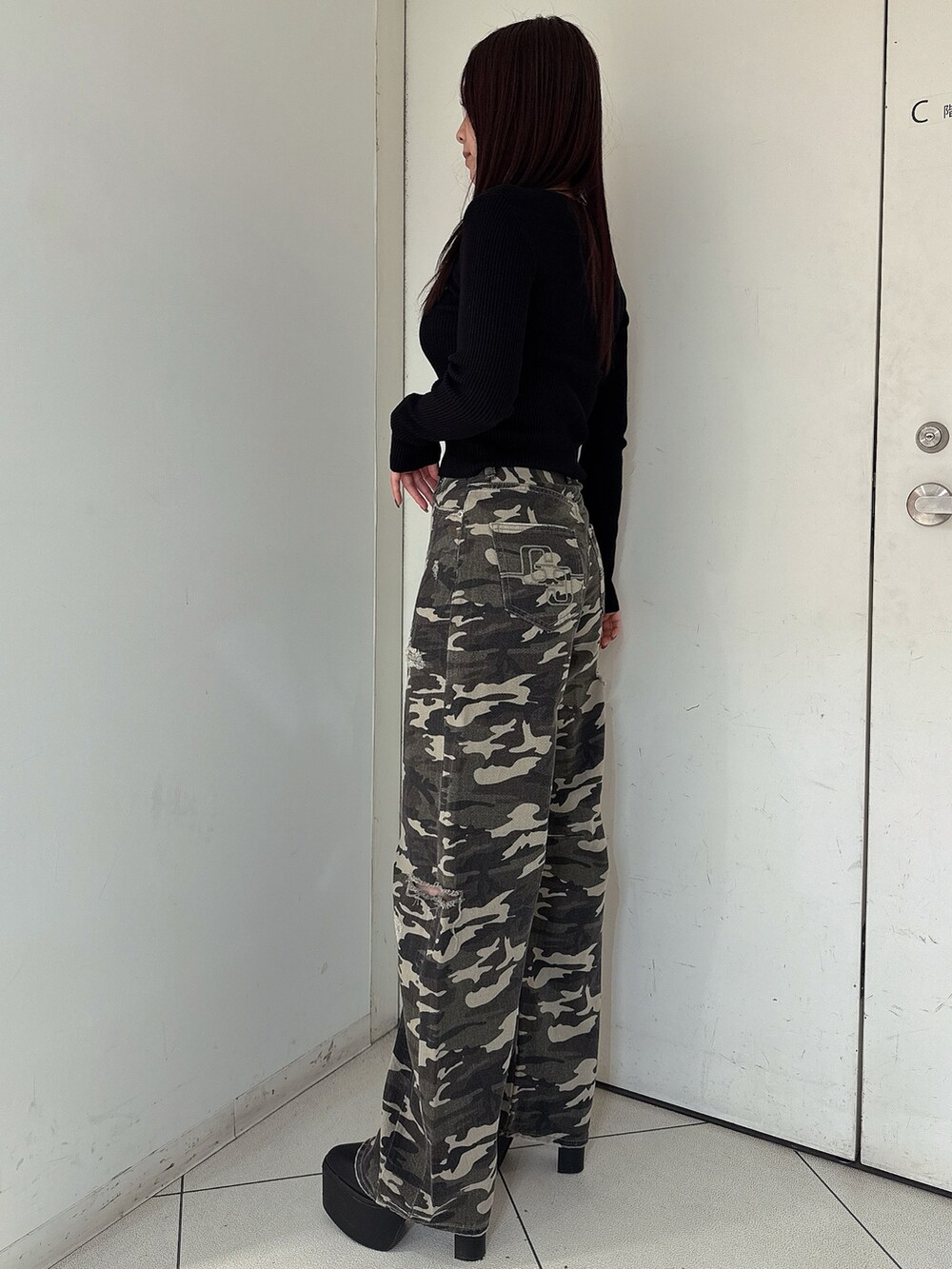 その他のデニムパンツ、ブラック系のブーツ、ブラック系のニット/セーターを着用したレディースの夏コーディネートの2枚目の写真