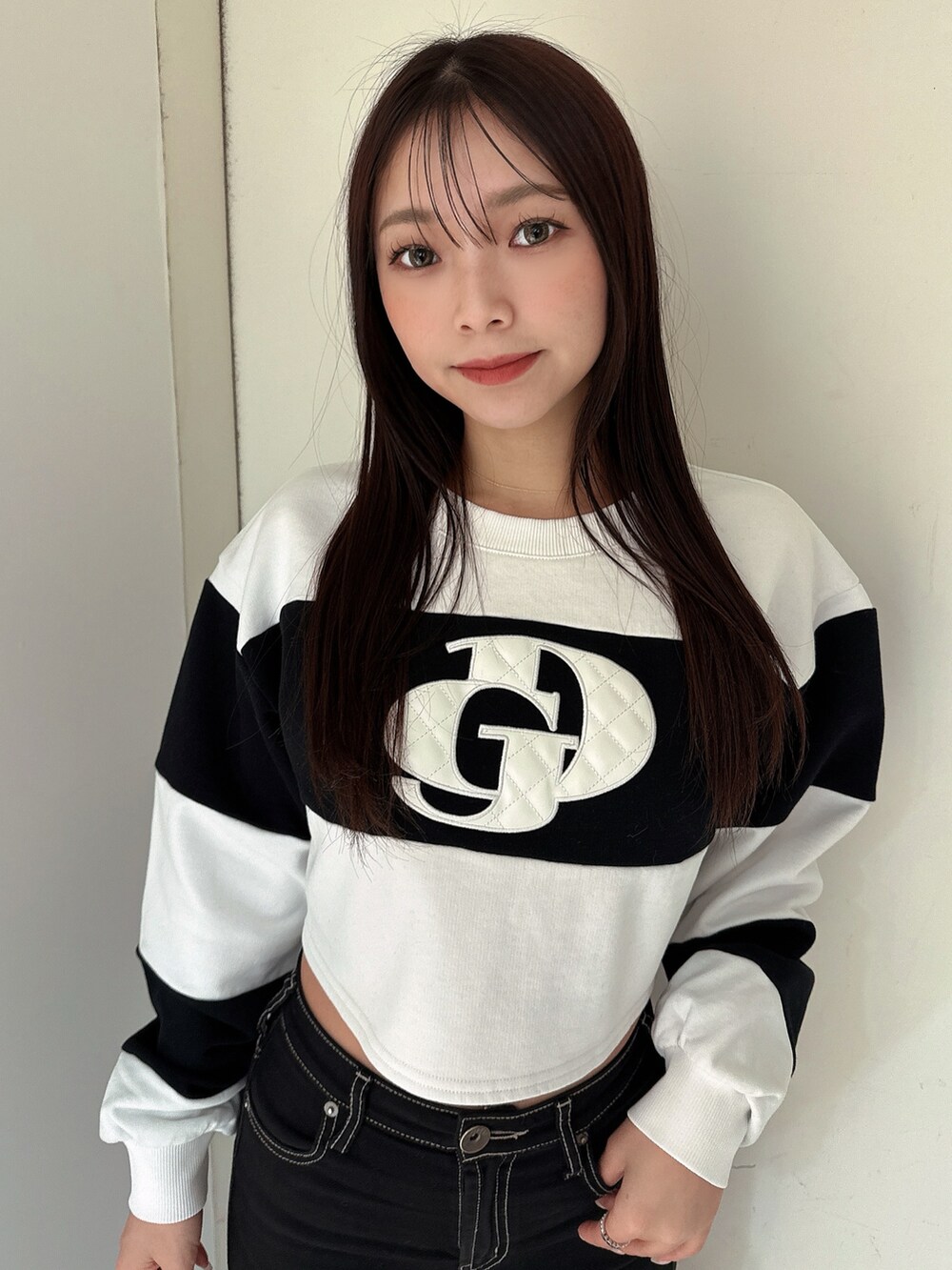 ブラック系のデニムパンツ、ブラック系のブーツ、ホワイト系のTシャツ/カットソーを着用したレディースの冬コーディネートの4枚目の写真