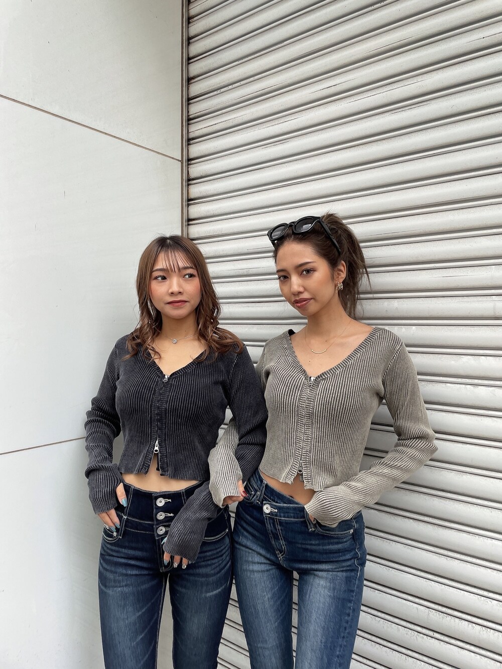 ブルー系のデニムパンツ、ブルー系のデニムパンツ、ブラック系のブーツを着用したレディースの秋コーディネートの2枚目の写真