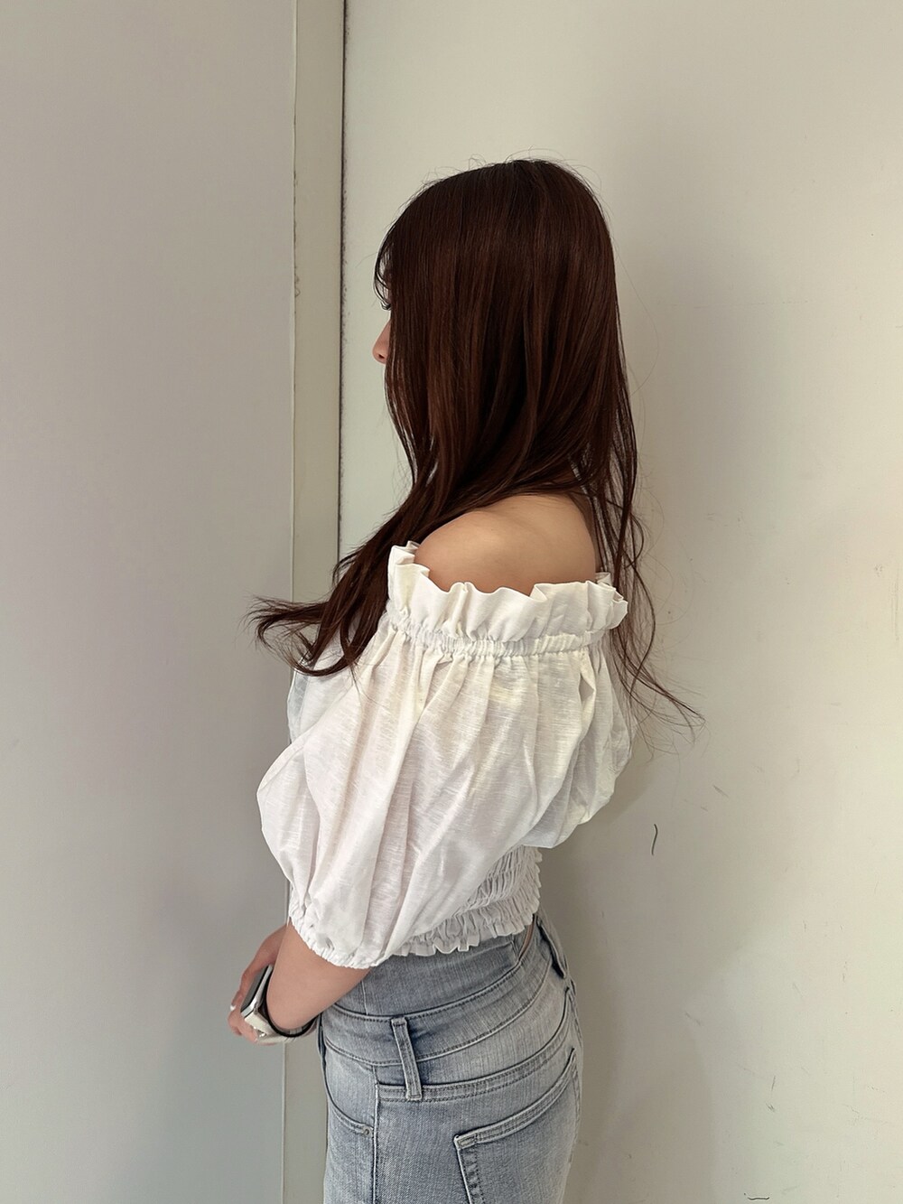 ブルー系のデニムパンツ、ホワイト系のシャツ/ブラウス、ホワイト系のサンダルを着用したレディースの春コーディネートの5枚目の写真