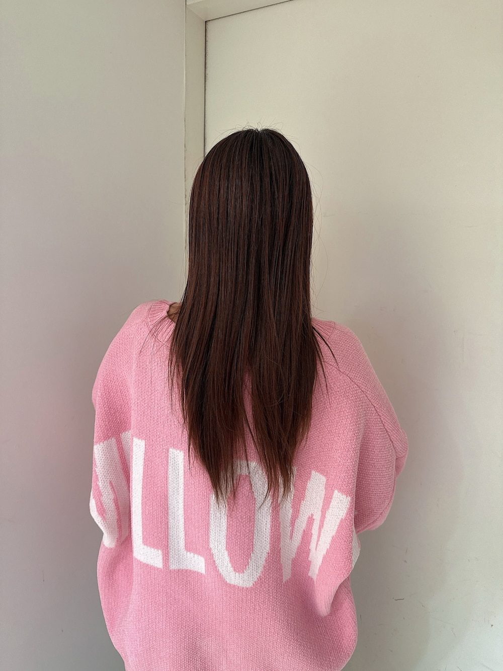 ホワイト系のサンダル、ブルー系のつなぎ/オールインワン、ピンク系のカーディガン/ボレロを着用したレディースの冬コーディネートの6枚目の写真