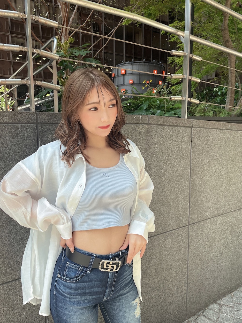 ブルー系のTシャツ/カットソー、ホワイト系のチューブトップ、ブルー系のデニムパンツを着用したレディースの春コーディネートの3枚目の写真