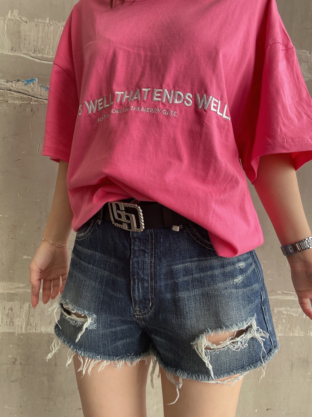 ピンク系のTシャツ/カットソー、ブルー系のデニムパンツ、ブラック系のサンダルを着用したレディースの春コーディネートの5枚目の写真