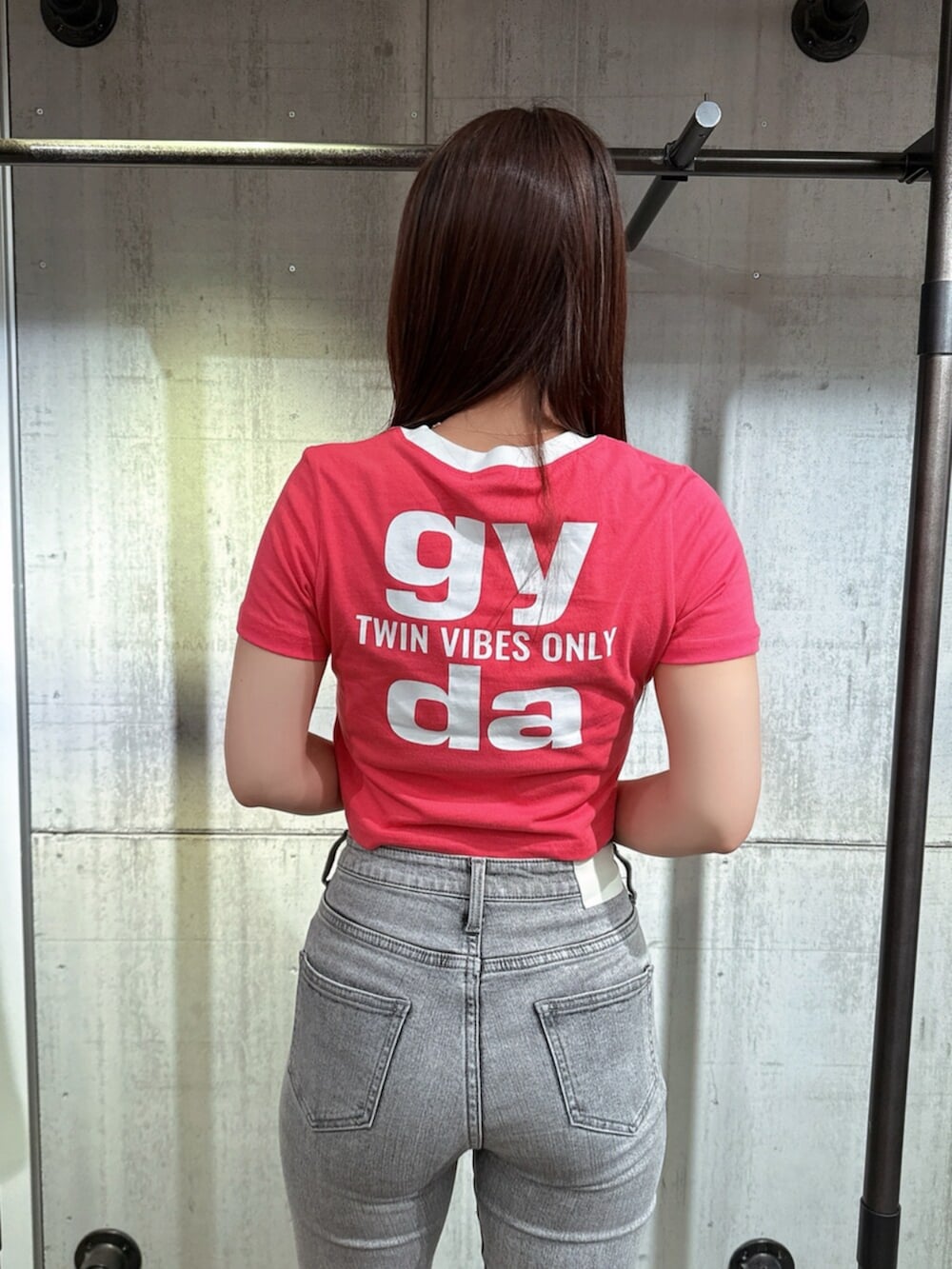 グレー系のデニムパンツ、ホワイト系のサンダル、ピンク系のTシャツ/カットソーを着用したレディースの夏コーディネートの6枚目の写真