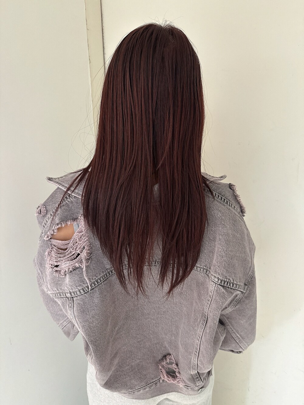 ブラック系のつなぎ/オールインワン、ホワイト系のパンプス、ピンク系のデニムジャケットを着用したレディースの夏コーディネートの6枚目の写真