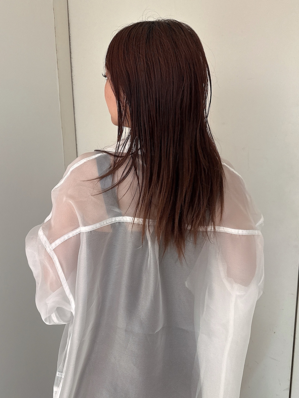 ブラック系のタンクトップ、ホワイト系のシャツ/ブラウス、ブラック系のその他パンツを着用したレディースの春コーディネートの6枚目の写真