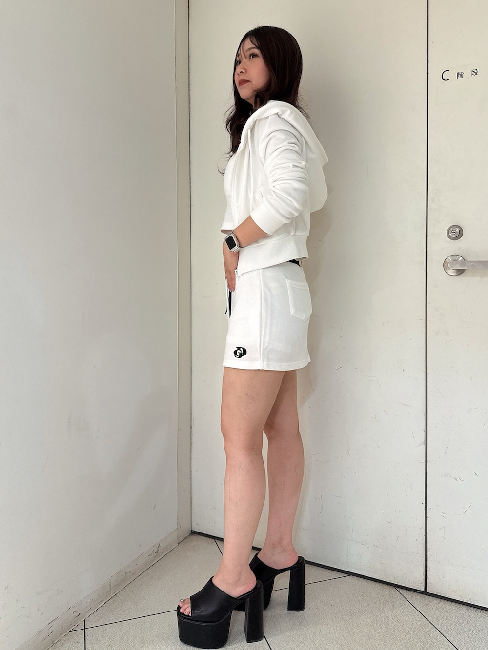 ホワイト系のキャミソール、ブラック系のサンダル、ホワイト系のパーカーを着用したレディースの夏コーディネートの2枚目の写真