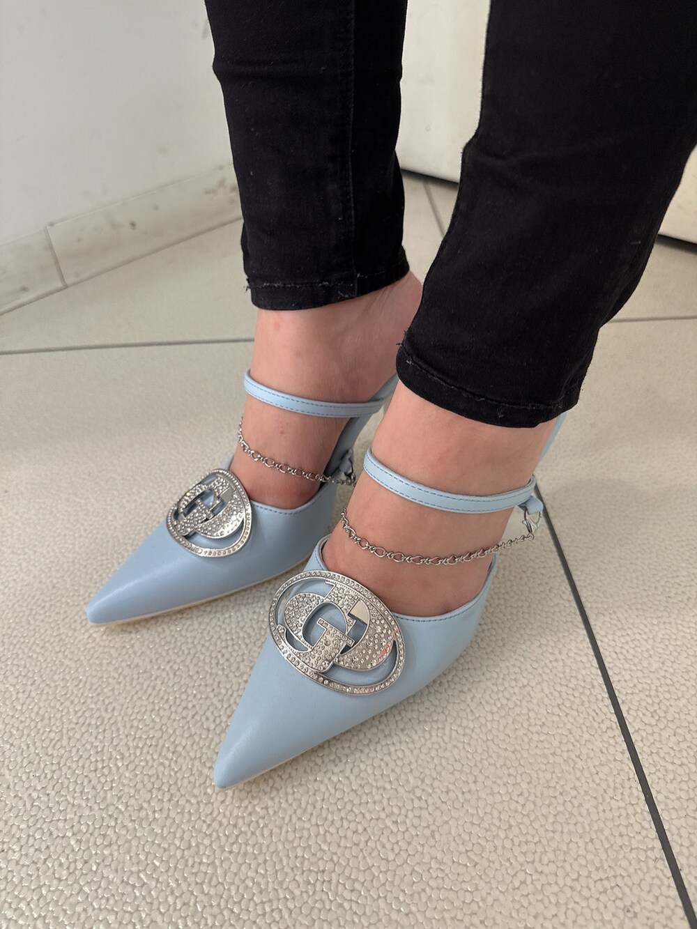 ブラック系のTシャツ/カットソー、ブルー系のデニムジャケット、ブラック系のデニムパンツを着用したレディースの春コーディネートの10枚目の写真