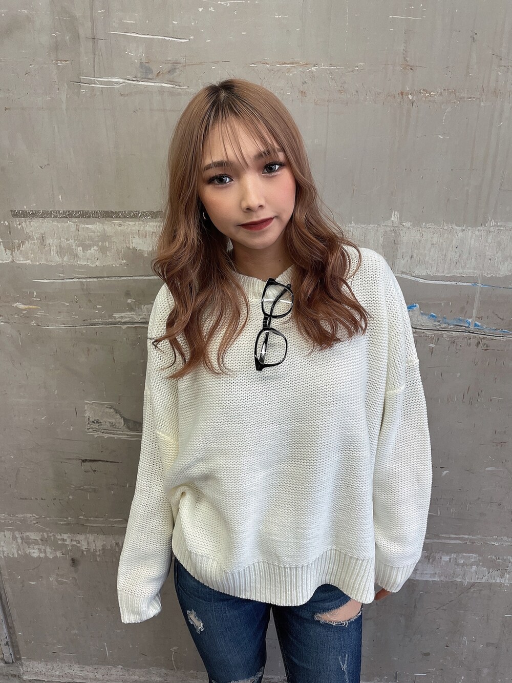 ホワイト系のニット/セーター、ブルー系のデニムパンツ、ブラック系のブーツを着用したレディースの冬コーディネートの5枚目の写真