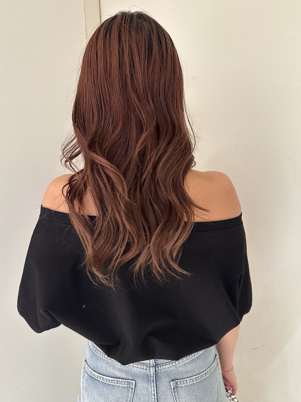 ブラック系のTシャツ/カットソー、ブルー系のデニムパンツ、ホワイト系のスニーカーを着用したレディースの春コーディネートの6枚目の写真