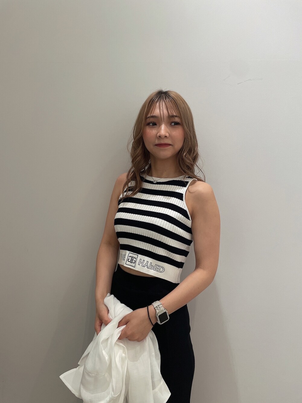 ホワイト系のシャツ/ブラウス、その他のタンクトップ、ホワイト系のチューブトップを着用したレディースの夏コーディネートの6枚目の写真