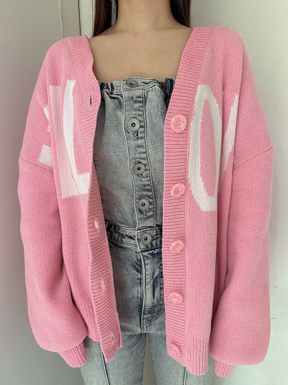 ホワイト系のサンダル、ブルー系のつなぎ/オールインワン、ピンク系のカーディガン/ボレロを着用したレディースの冬コーディネートの7枚目の写真