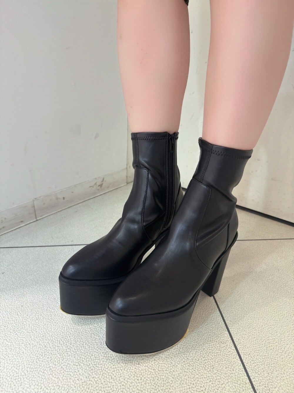ブラック系のデニムパンツ、ブラック系のブーツ、ブルー系のデニムジャケットを着用したレディースの夏コーディネートの9枚目の写真