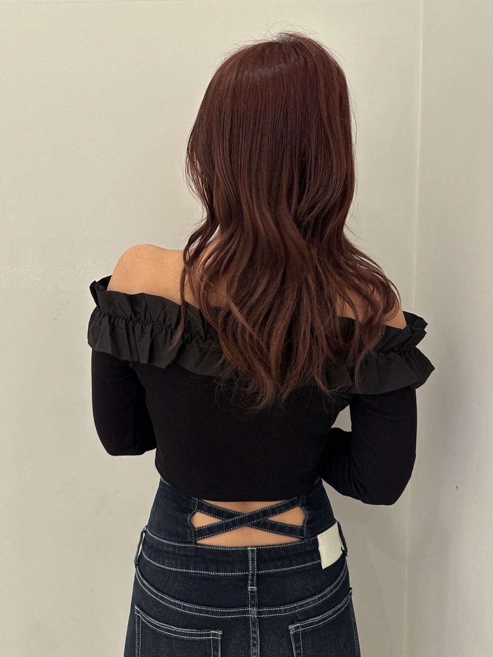 グレー系のライダースジャケット、ブラック系のTシャツ/カットソー、ブルー系のデニムパンツを着用したレディースの冬コーディネートの8枚目の写真