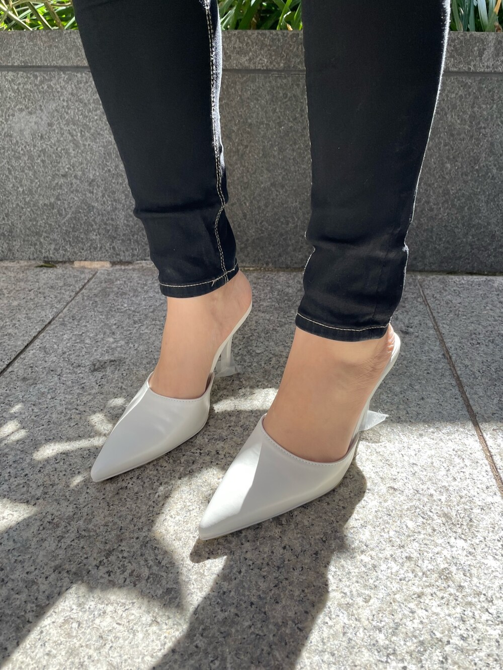 ブラック系のキャミソール、ホワイト系のシャツ/ブラウス、ホワイト系のハンドバッグを着用したレディースの冬コーディネートの7枚目の写真