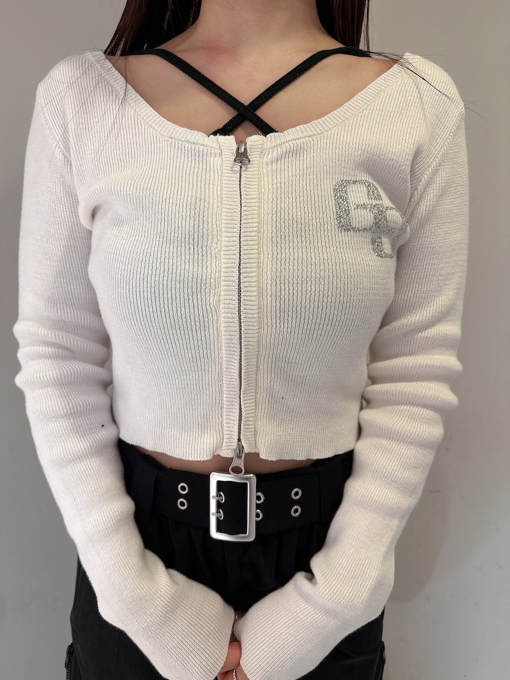 ブラック系のその他パンツ、ブラック系のサンダル、ホワイト系のニット/セーターを着用したレディースの春コーディネートの7枚目の写真