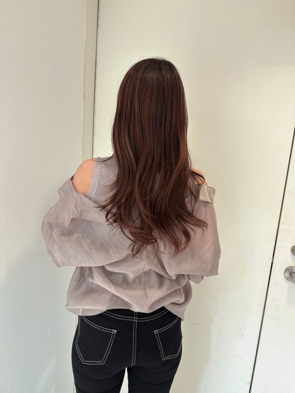 ブラック系のデニムパンツ、ブラック系のサンダル、ベージュ系のシャツ/ブラウスを着用したレディースの春コーディネートの6枚目の写真