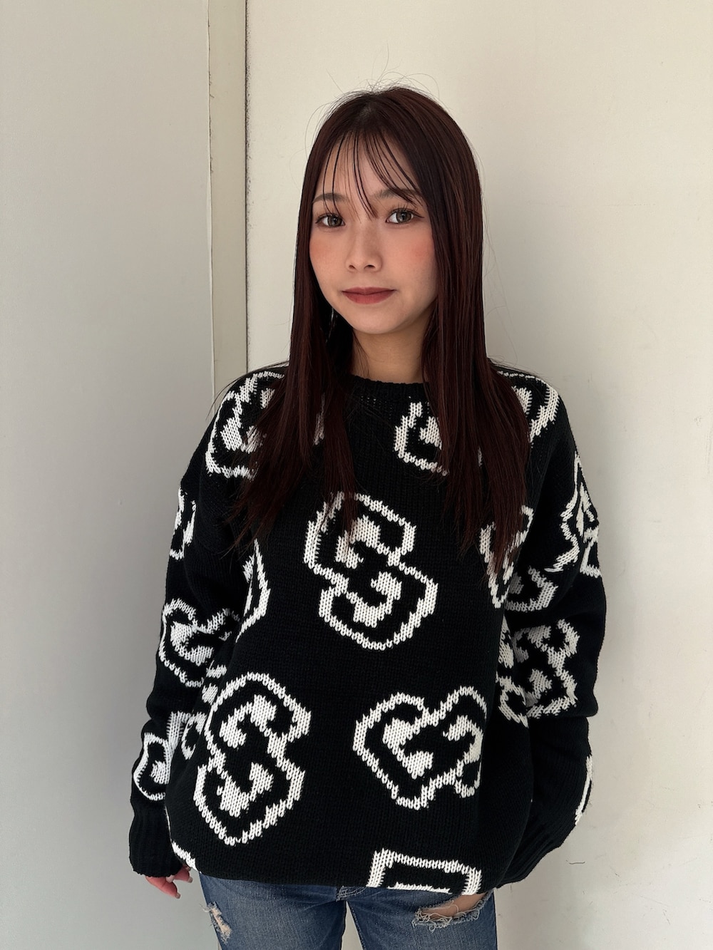 ブラック系のブーツ、ブルー系のデニムパンツ、ブラック系のニット/セーターを着用したレディースの秋コーディネートの4枚目の写真