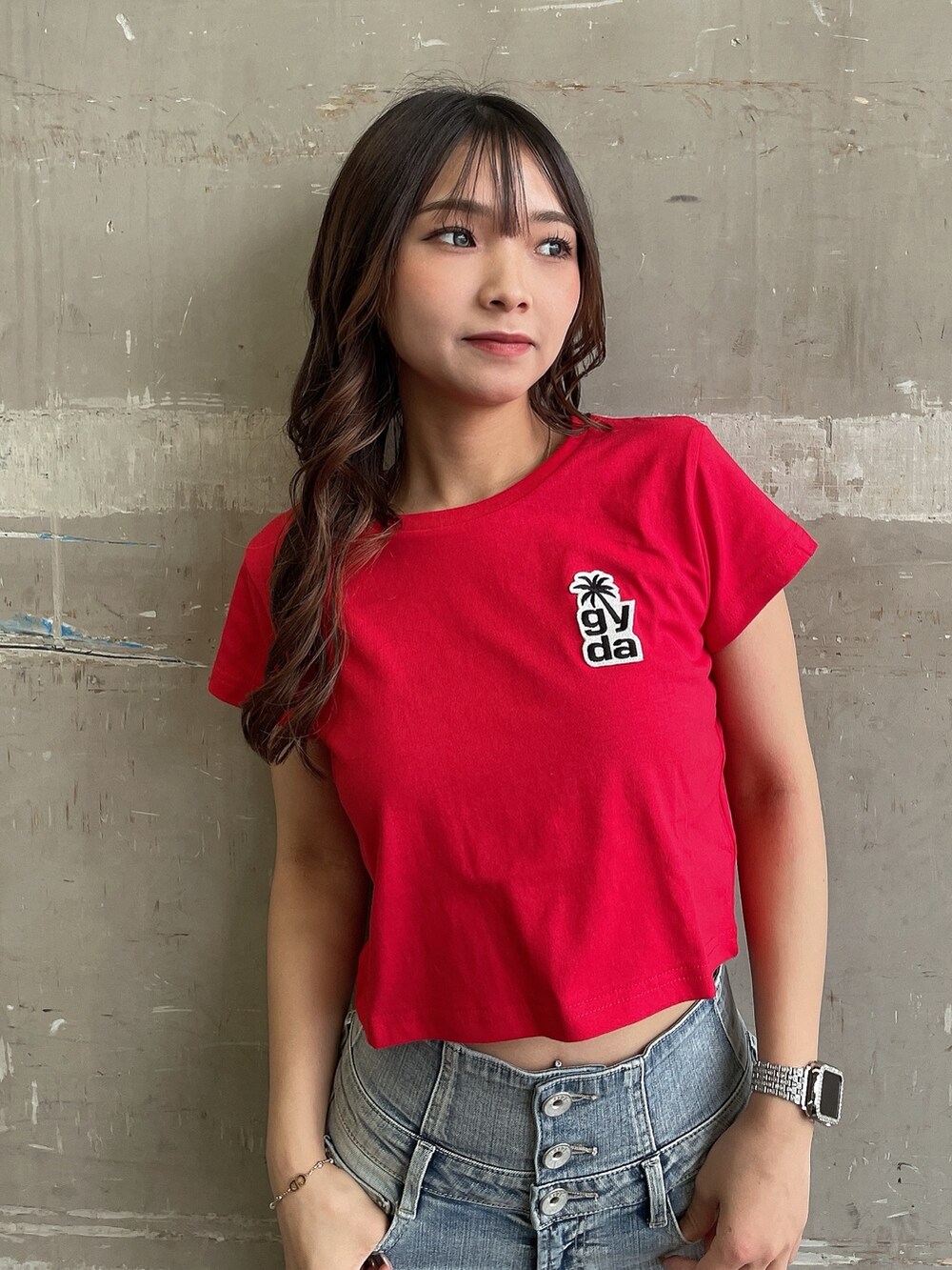 レッド系のTシャツ/カットソー、ブルー系のデニムパンツ、ホワイト系のサンダルを着用したレディースの夏コーディネートの4枚目の写真