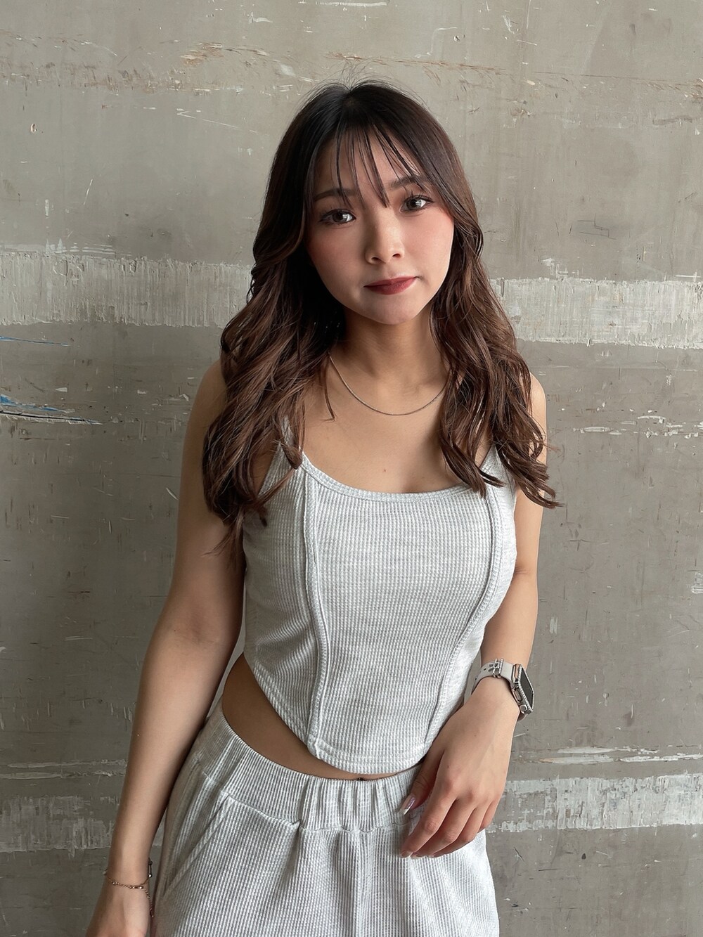 ブルー系のデニムジャケット、グレー系のキャミソール、グレー系のスウェットパンツを着用したレディースの夏コーディネートの5枚目の写真