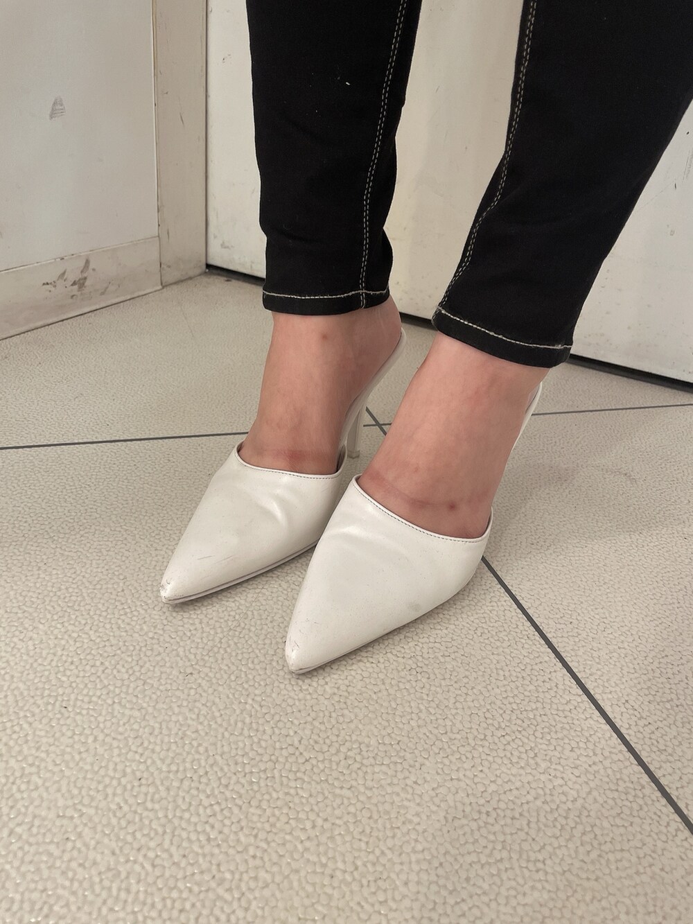 ピンク系のカーディガン/ボレロ、ブラック系のキャミソール、ブラック系のデニムパンツを着用したレディースの秋コーディネートの9枚目の写真