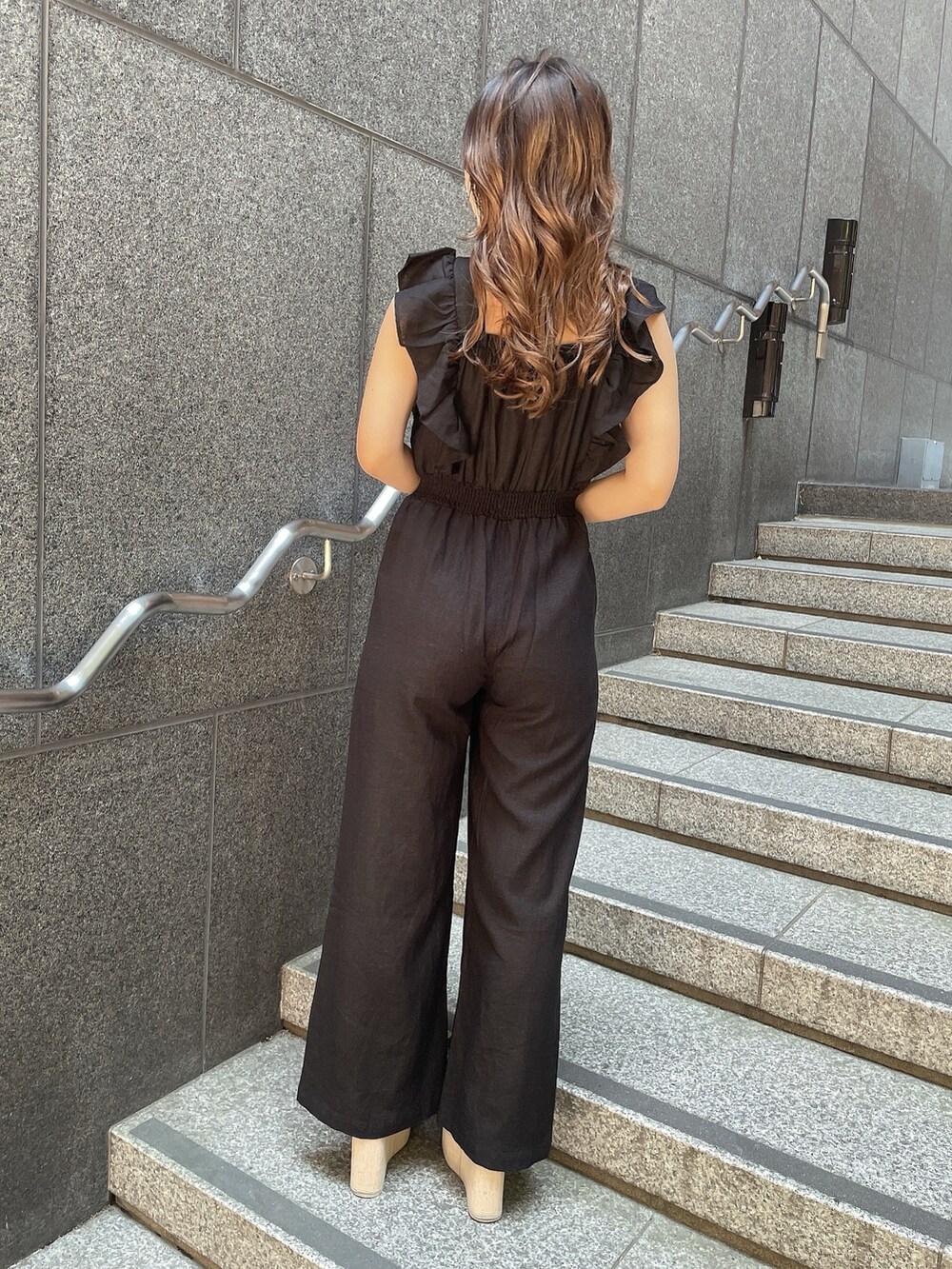 ブラック系のつなぎ/オールインワン、ホワイト系のサンダルを着用したレディースの夏コーディネートの3枚目の写真