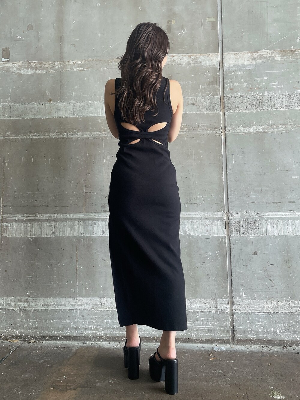 ホワイト系のシャツ/ブラウス、ブラック系のワンピースを着用したレディースの夏コーディネートの4枚目の写真