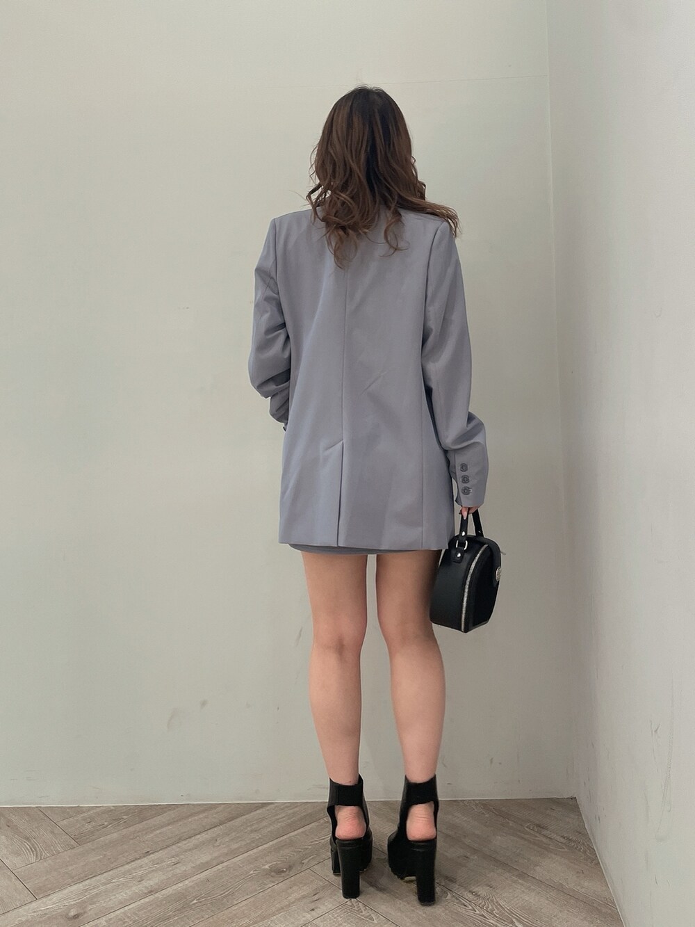 その他のキャミソール、ブルー系のスカート、ブルー系のテーラードジャケットを着用したレディースの春コーディネートの3枚目の写真