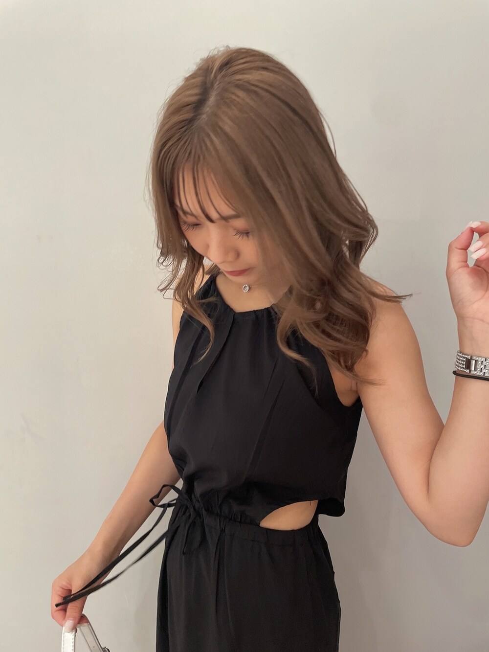 ブラック系のワンピース、ブラック系のチューブトップ、ブラック系のパンプスを着用したレディースの夏コーディネートの8枚目の写真