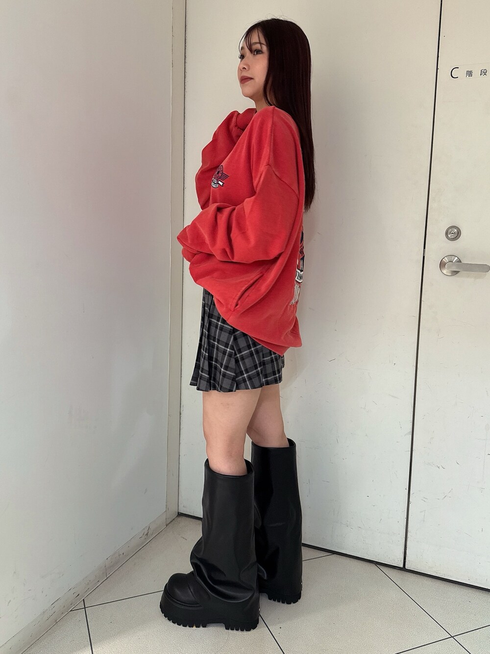 その他のスカート、レッド系のスウェット、ブラック系のブーツを着用したレディースの夏コーディネートの2枚目の写真