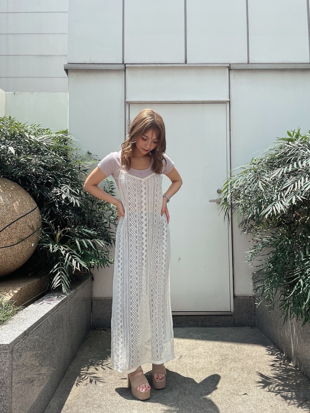 ブルー系のデニムパンツ、パープル系のTシャツ/カットソー、ホワイト系のワンピースを着用したレディースの夏コーディネートの2枚目の写真