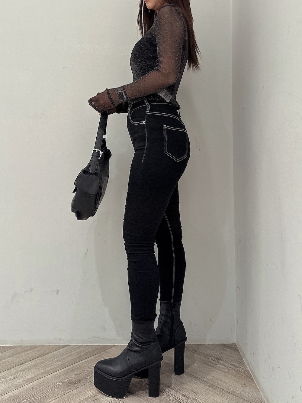 その他のTシャツ/カットソー、ブラック系のキャミソール、ブラック系のデニムパンツを着用したレディースの夏コーディネートの2枚目の写真