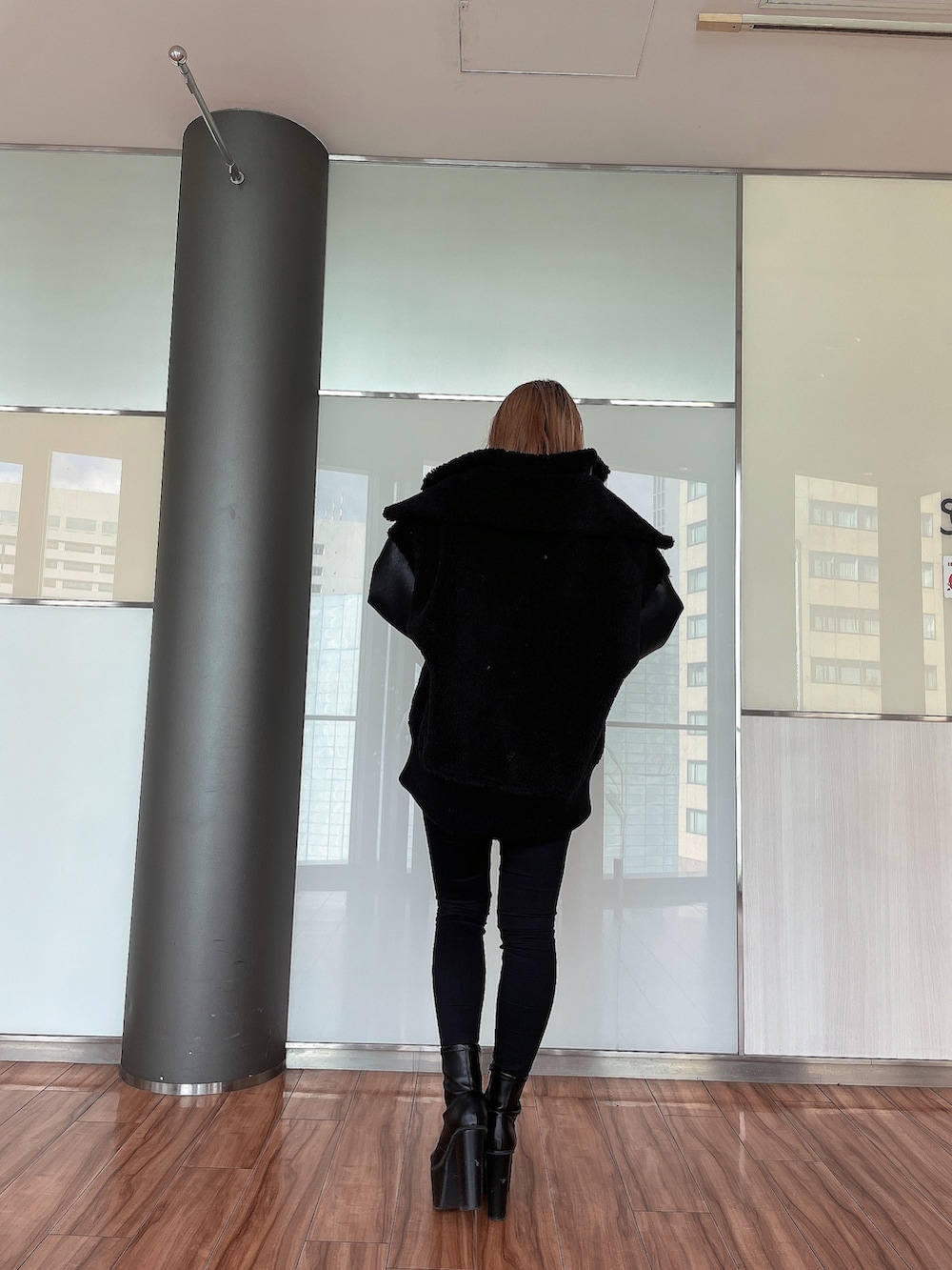 ホワイト系のニット/セーター、ブラック系のブルゾン、ブラック系のデニムパンツを着用したレディースの冬コーディネートの3枚目の写真