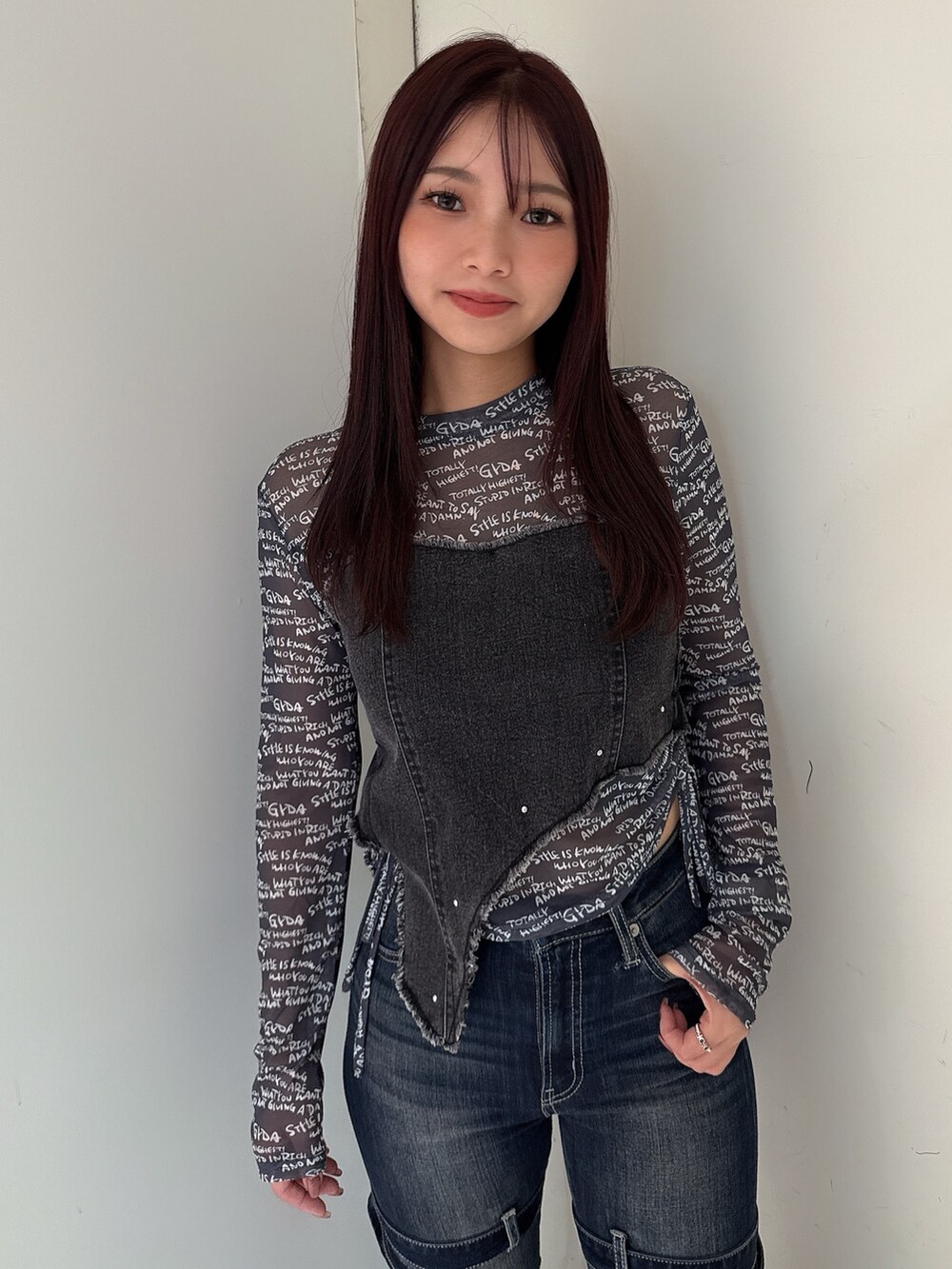 ブルー系のデニムパンツ、ブラック系のブーツ、ブラック系のTシャツ/カットソーを着用したレディースの夏コーディネートの4枚目の写真