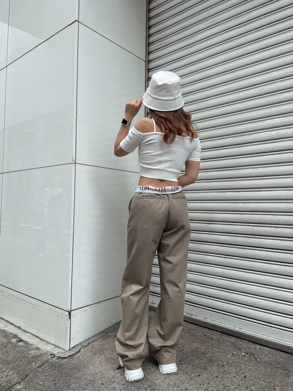 ホワイト系のTシャツ/カットソー、ホワイト系のスニーカー、ベージュ系のその他パンツを着用したレディースの夏コーディネートの2枚目の写真