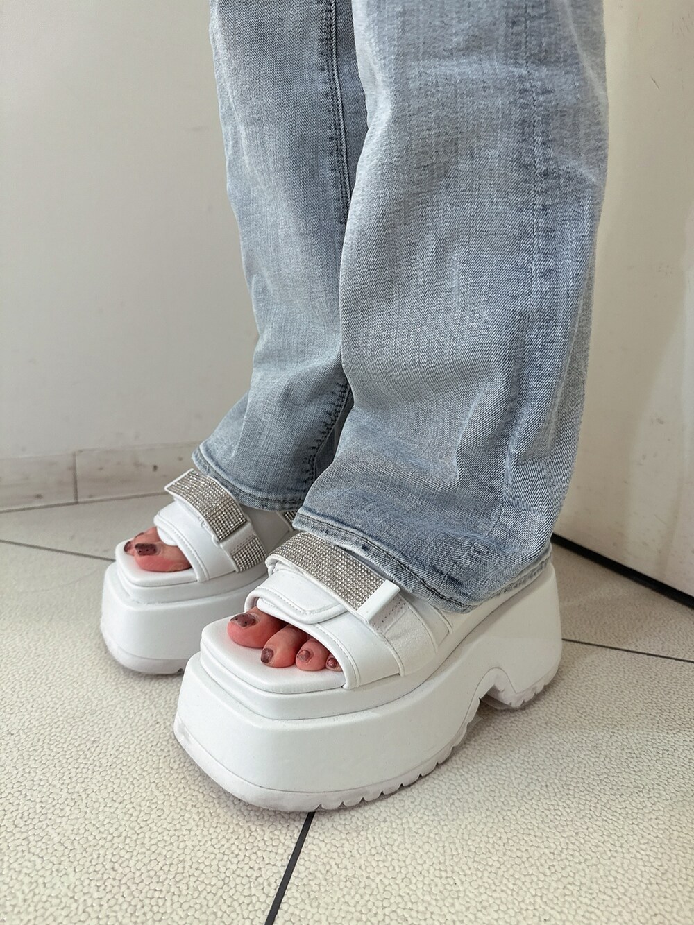 グリーン系のシャツ/ブラウス、ブルー系のつなぎ/オールインワン、ホワイト系のサンダルを着用したレディースの春コーディネートの9枚目の写真