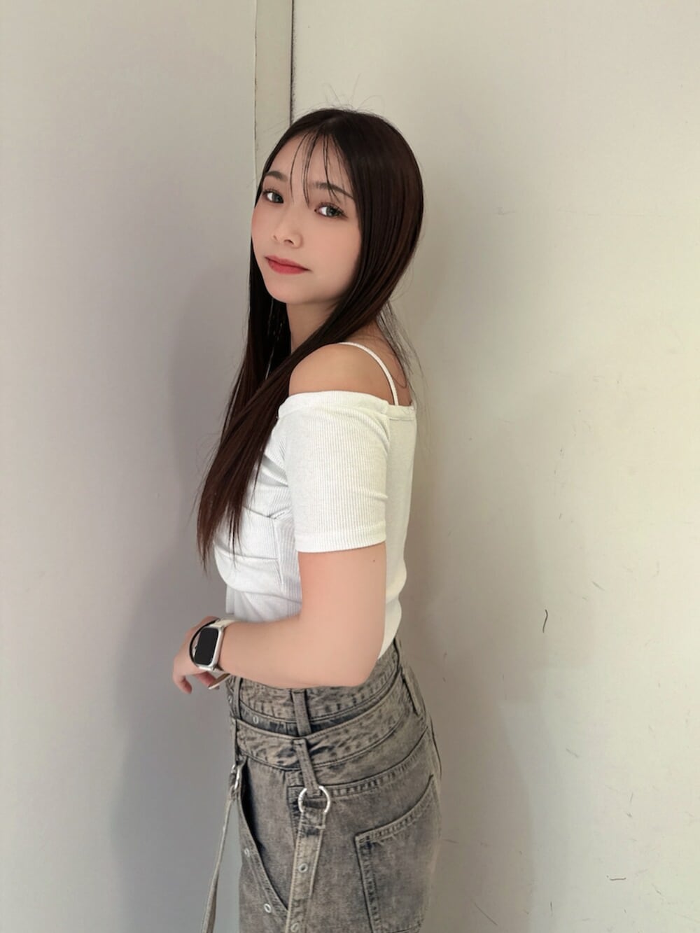 ブラック系のサンダル、ホワイト系のTシャツ/カットソー、ブルー系のデニムパンツを着用したレディースの夏コーディネートの5枚目の写真