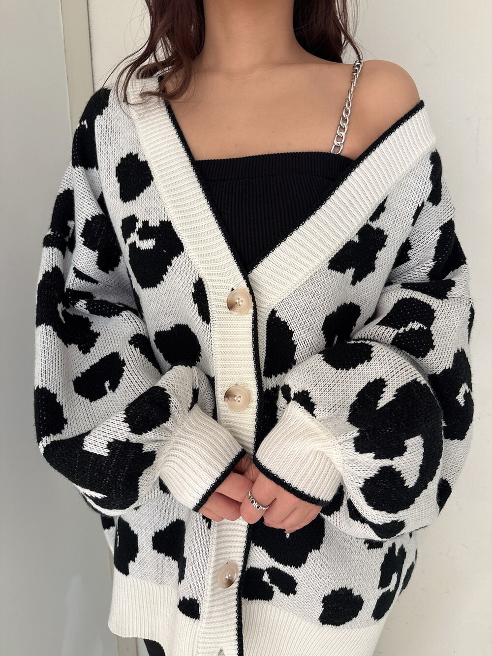 ホワイト系のカーディガン/ボレロ、ブラック系のキャミソール、ブラック系のデニムパンツを着用したレディースの春コーディネートの7枚目の写真