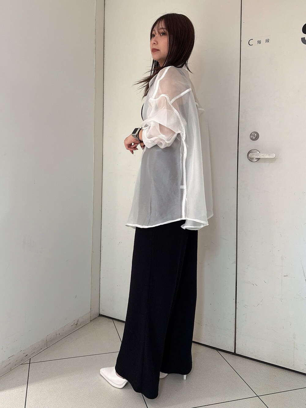 ブラック系のタンクトップ、ホワイト系のシャツ/ブラウス、ブラック系のその他パンツを着用したレディースの春コーディネートの2枚目の写真